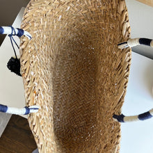 Load image into Gallery viewer, Sale! Straw Tote Bag w tassels