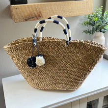 Load image into Gallery viewer, Sale! Straw Tote Bag w tassels