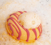 Load image into Gallery viewer, Palisades Peach Donut Bath Bomb